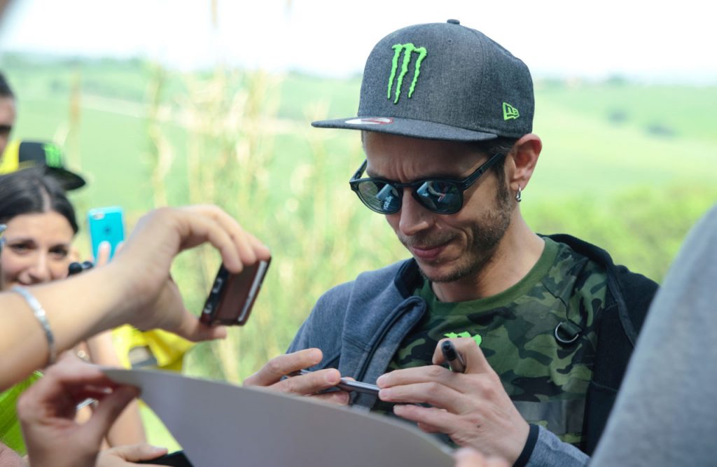 Valentino Rossi firma autografi nel suo Ranch