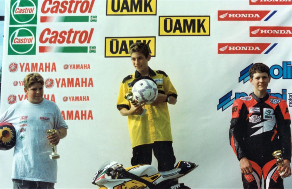 Marco Simoncelli sul podio - dal fotoarchivio Marco Simoncelli Fondazione