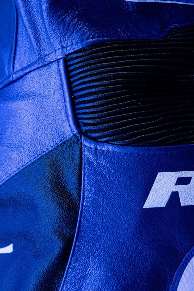 Inserto elasticizzato su una tuta racing per migliorare comfort e libertà di movimento