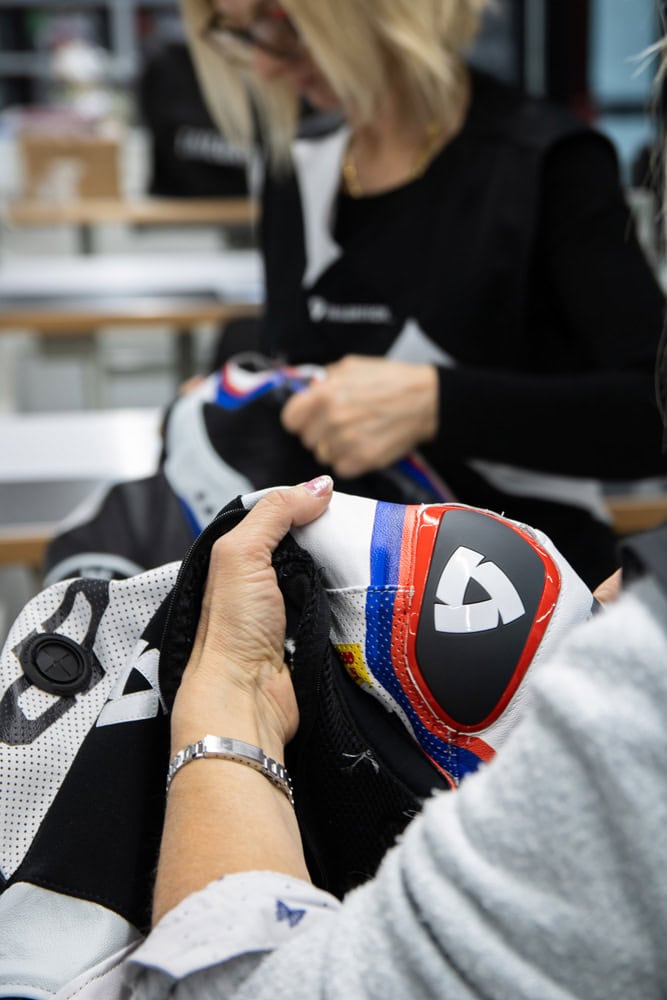 Dettaglio di una tuta moto REV'IT su misura realizzata per l’utilizzo in pista