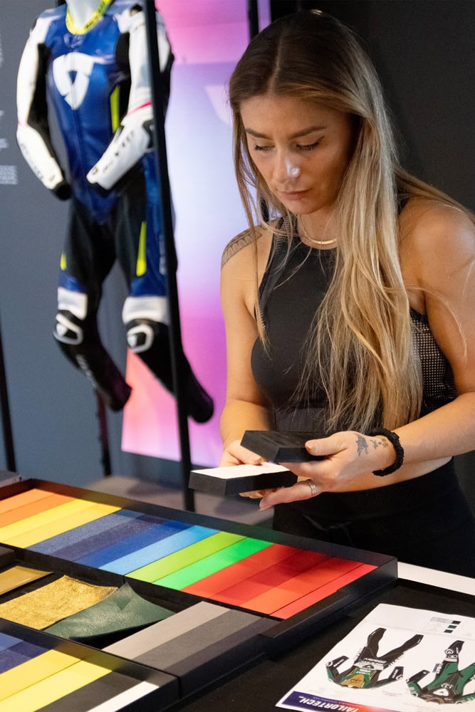 Pilota mentre definisce la combinazione di colori della propria tuta moto su misura