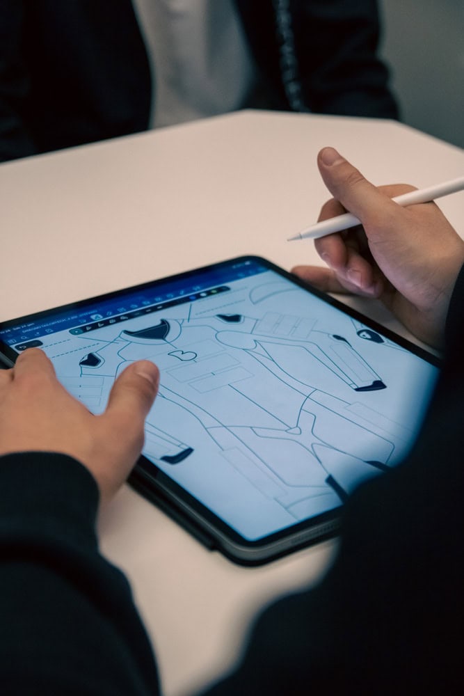 Configurazione di una tuta moto su misura con disegno digitale e scelte di personalizzazione